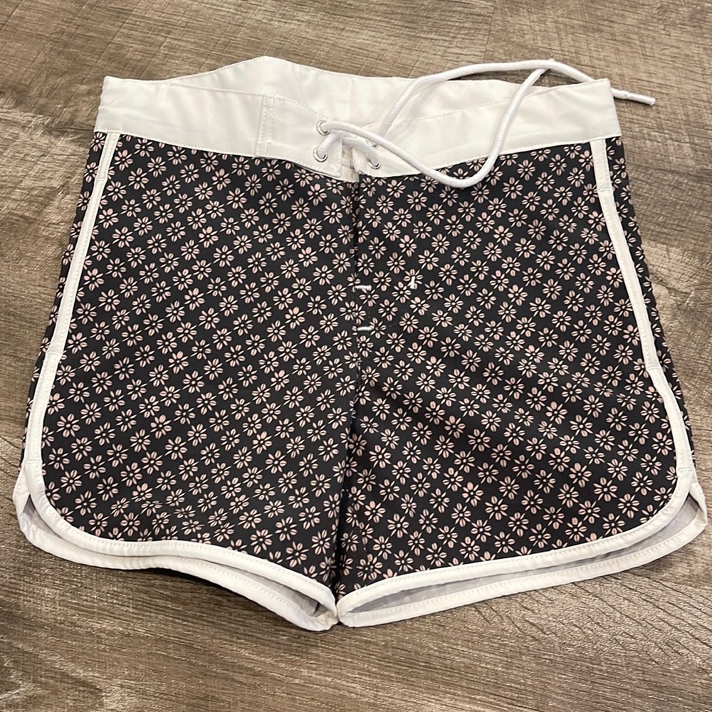 Acacia kids swim shorts in XL NWOT